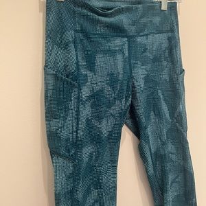 Blue pattern Lululemon legging with pockets built in on sides